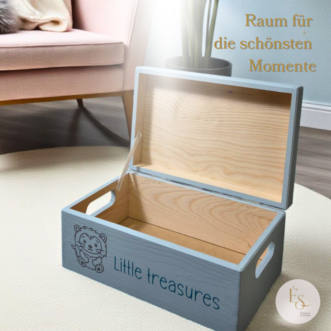 Erinnerungsbox light blau auf cremefarbene teppichboden mit pastellfarbiger sessel.