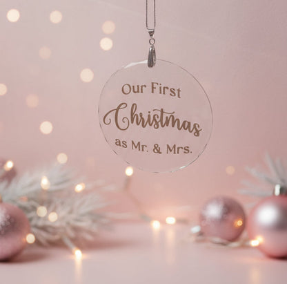 Kristallglas Weihnachtsanhänger silber, Our First Christmas as Mr and Mrs in Gold Vinyl und Rosa hintergrund.