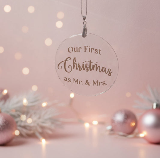 Kristallglas Weihnachtsanhänger silber, Our First Christmas as Mr and Mrs in Gold Vinyl und Rosa hintergrund.