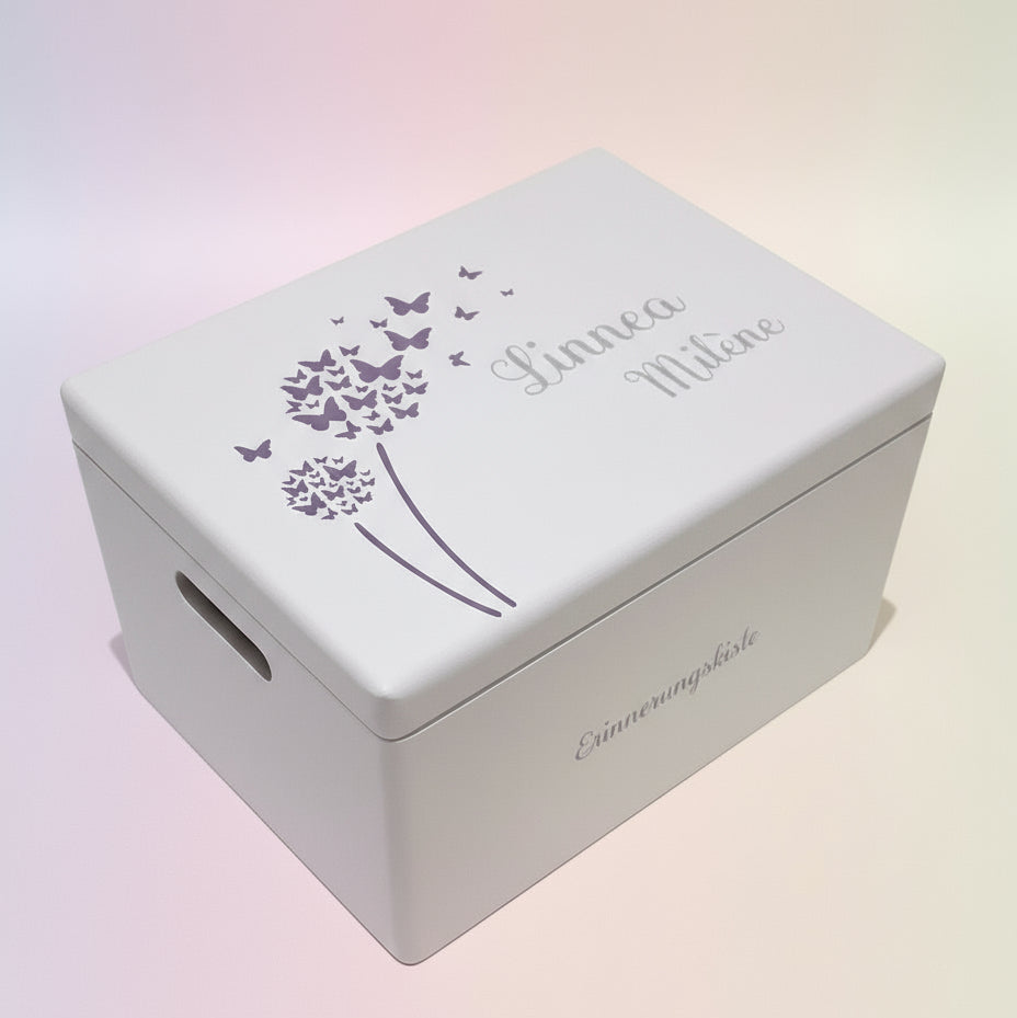 Erinnerungsbox Baby in Lila mit Schmetterling.