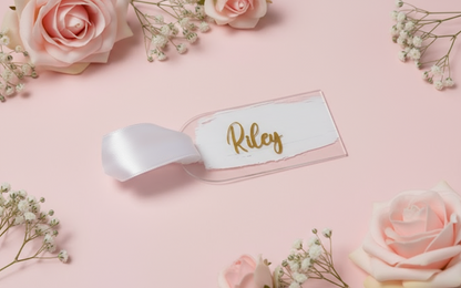 Acryl Namensschilder Hochzeit mit Band in Gold, Weiss im Detail.